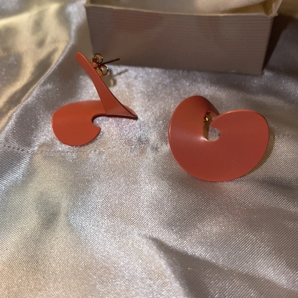 Avon (1989) Vintage Whirlwind Earrings - Peach